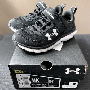 Toddler Boys Under Armour sneakers.